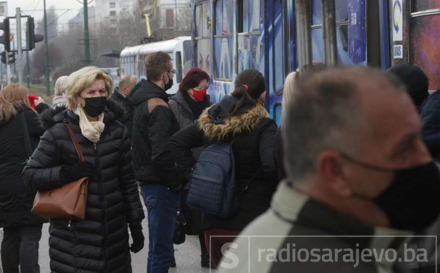 Sarajevo ulazi u vikend lockdown: Pogledajte gužve na tramvajskim stajalištima